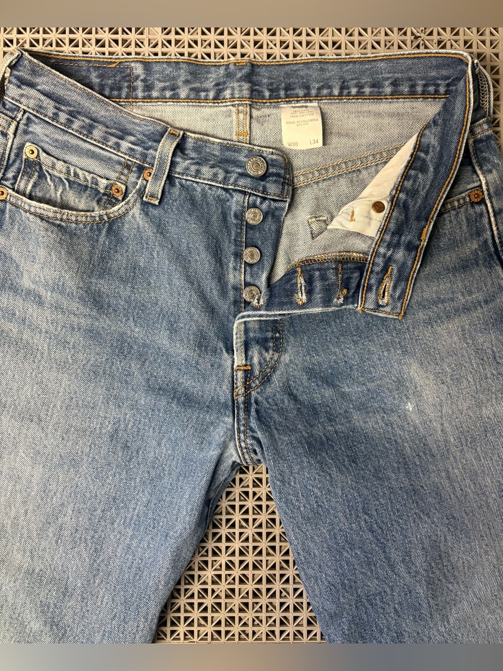 Vintage Levi's 501 Medium Wash Button-Fly Blue Jeans - Y2K - Picture 5 of 15